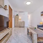 New - Floor 3br In By Sf Homes Apartment *