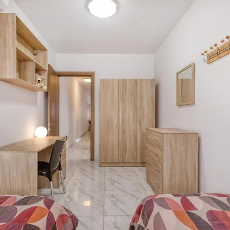 New - Floor 3br In By Sf Homes סליאמה