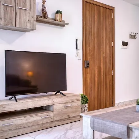New - Floor 3br In By Sf Homes סליאמה