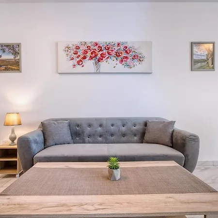 New - Floor 3br In By Sf Homes דירה