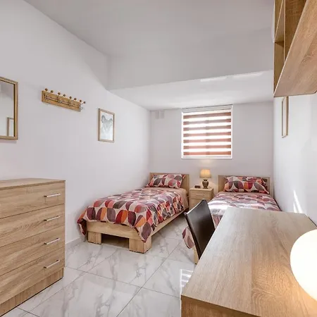 New - Floor 3br In By Sf Homes *