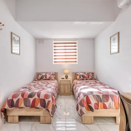 New - Floor 3br In By Sf Homes סליאמה